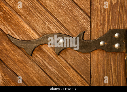 Foto della vecchia porta di legno con metallo arrugginito cerniera Foto Stock