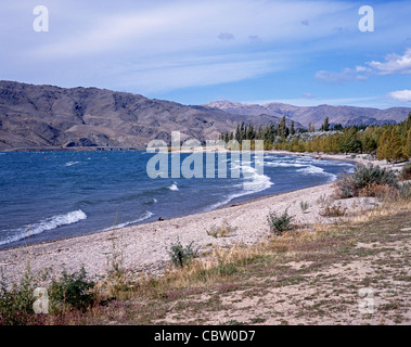 Panorama del Lago di Dunstan verso le montagne, nei pressi di Cromwell, Regione di Otago, South Island, in Nuova Zelanda. Foto Stock