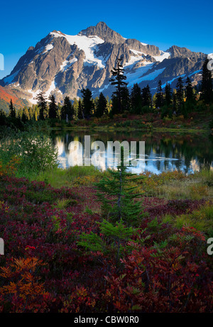 Mount Shuksan nello stato di Washington il Parco Nazionale delle Cascate del Nord riflettente nel lago di immagine Foto Stock