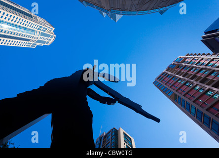 "L'Uomo di martellamento' scultura davanti al Seattle Art Museum Foto Stock