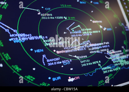 Il controllo del traffico aereo nella schermata Radar degli aerei sopra l'aeroporto di Luton, Regno Unito Foto Stock