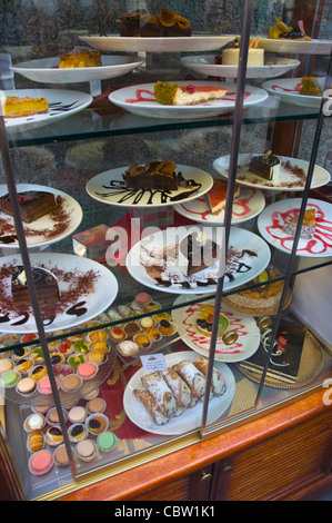 Torte dolci nella finestra di cafe central milano lombardia italia Europa Foto Stock