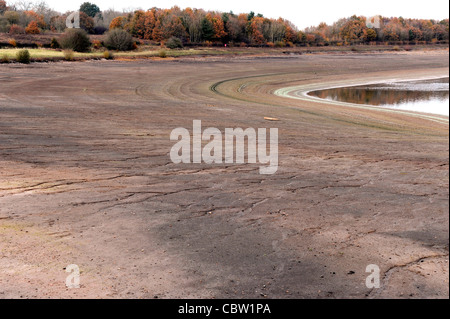 Livello basso di acqua al serbatoio di Arlington, East Sussex Foto Stock