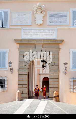 Guardie Svizzere di fronte del Vaticano ingresso papale a Castel Gandolfo in Italia Foto Stock