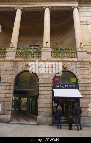 Le persone al di fuori della Martini shop lungo Via Mazzini centro storico Verona Veneto Italia del nord Europa Foto Stock