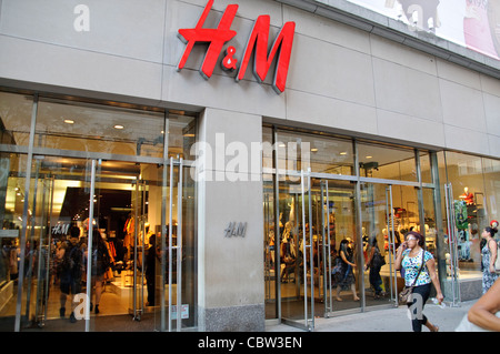 H&M abbigliamento retail store, Agosto Rush Hour pomeriggio, 34 TH Street, Herald Square, Manhattan Broadway, New York City, Stati Uniti d'America Foto Stock