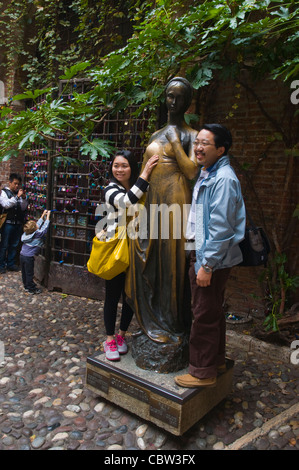 Asian turista giovane Casa di Giulietta la casa di Giulietta cortile Verona Veneto Italia del nord Europa Foto Stock