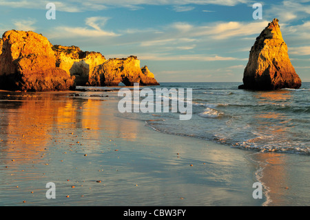 Il Portogallo, Algarve: formazioni rocciose presso la spiaggia di Tres Irmaos in Alvor Foto Stock