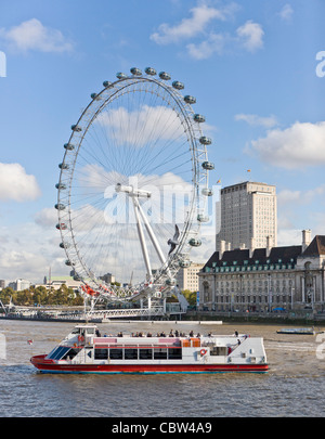 Nel pomeriggio escursione in barca sul fiume Tamigi, con l'Occhio di Londra in background, Londra, Inghilterra Foto Stock