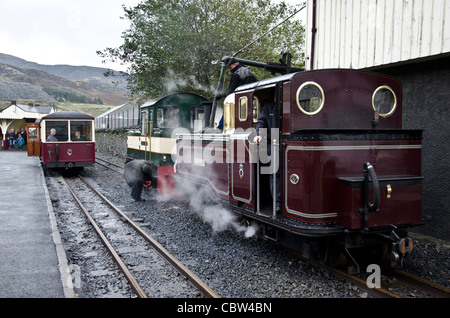 Diesel e locomotive a vapore sul Ffestiniog Railway a Blaenau Ffestiniog stazione, il Galles del Nord. Foto Stock