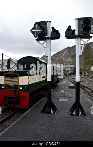 Diesel e locomotive a vapore sul Ffestiniog Railway a Blaenau Ffestiniog stazione, il Galles del Nord. Foto Stock