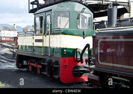 Ffestiniog Railway vapore e locomotive diesel a Porthmadog stazione, il Galles del Nord. Foto Stock