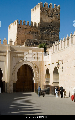 La vecchia città murata e cancelli di Fez nel nord del Marocco Foto Stock