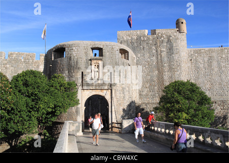 Pile attraverso le mura medievali della città, Dubrovnik, Dubrovnik-Neretva, Dalmazia, Croazia, Balcani, Mare Adriatico, Europa Foto Stock