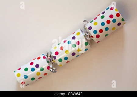 Avvistato Christmas Cracker isolati su sfondo bianco - B&Q Valore cracker Foto Stock