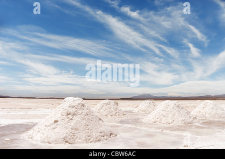 Pile di sale scavate fino sul Salar de Uyuni Bolivia Foto Stock