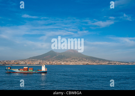 Sul Vesuvio da tutta la baia di Napoli, Italia. Foto Stock