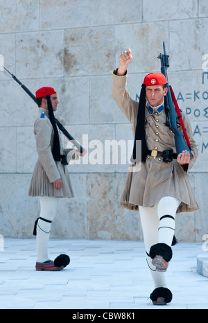 La sfilata delle Guardie a piazza Syntagma, Atene, Grecia. Foto Stock