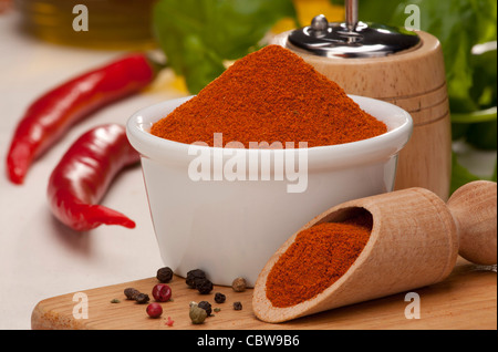 Rosso peperoncino in polvere e granulosa pepe colore Foto Stock