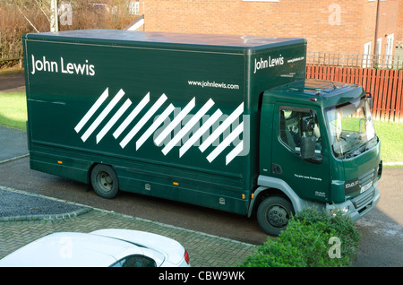 John Lewis van offrendo in una strada residenziale Foto Stock