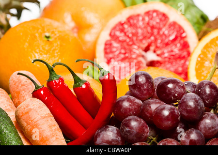 Telaio completo fotografia di un ampia varietà di frutta e verdura; colorato e abbondante Foto Stock