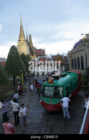 Auto di fantasia mostra presso il Grand Palace tempio a Bangkok Foto Stock