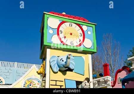 Curioso George va in città i bambini edifici di attrazione e un orologio per gli Universal Studios Orlando in Florida Foto Stock