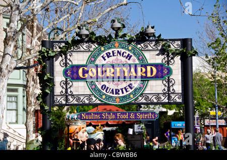 French Quarter Courtyard decorate segno e i turisti presso gli Universal Studios Orlando annuale di Mardi Gras celebrazione, Florida Foto Stock