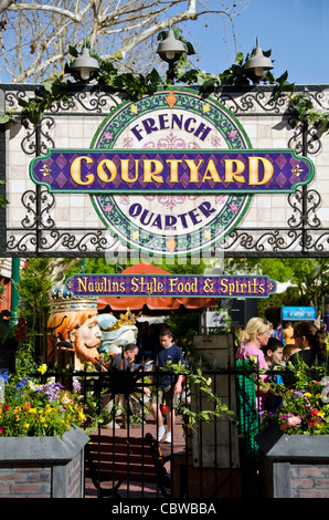 French Quarter Courtyard decorate segno e i turisti presso gli Universal Studios Orlando annuale di Mardi Gras celebrazione, Florida Foto Stock