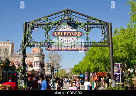 French Quarter Courtyard decorate segno e i turisti presso gli Universal Studios Orlando annuale di Mardi Gras celebrazione, Florida Foto Stock