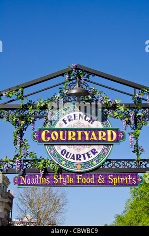 French Quarter Courtyard decorate firmare presso gli Universal Studios Orlando annuale di Mardi Gras celebrazione, Florida Foto Stock