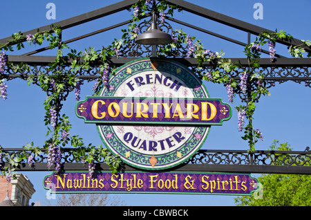 French Quarter Courtyard decorate firmare presso gli Universal Studios Orlando annuale di Mardi Gras celebrazione, Florida Foto Stock