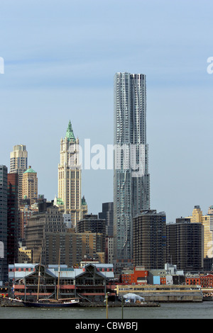 Una vista di South Street Seaport e grattacieli di Manhattan. La città di New York, New York, Stati Uniti Foto Stock