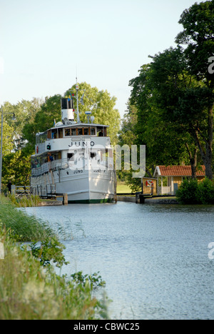 La storica motonave MS di crociera di Juno Göta Kanal vicino Riksberg nella Svezia centrale in estate Foto Stock