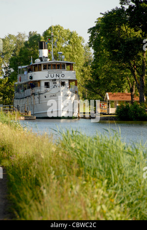 La storica motonave MS di crociera di Juno Göta Canal tra Riksberg Hajstorp e in estate nel centro della Svezia Foto Stock