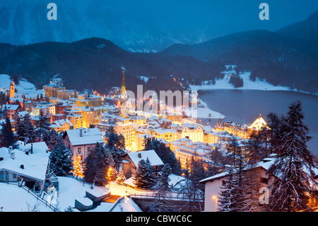 Inverno vista panoramica al tramonto su San Moritz, Engadina, Svizzera Foto Stock