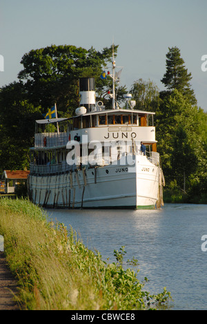 La storica motonave MS di crociera di Juno Göta Canal tra Riksberg Hajstorp e in estate nel centro della Svezia Foto Stock