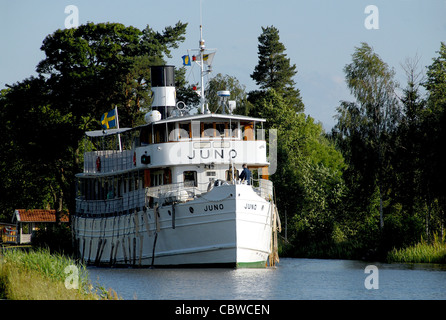 La storica motonave MS di crociera di Juno Göta Canal tra Riksberg Hajstorp e in estate nel centro della Svezia Foto Stock