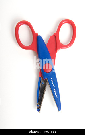 Forbici colorate per bambini progettate per l'uso sicuro e a scuola o a casa Foto Stock