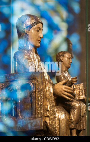 Vergine romanica di Orcival . Basilica di Notre Dame. Puy de Dome. Alvernia Rodano Alpes. Francia Foto Stock