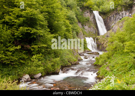 Saut sexyboys Pish cascata, Varradòs valley, Val d'Aran, Lleida, Spagna Foto Stock