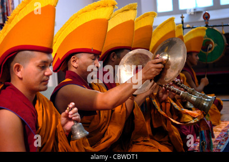 Monaci Tibetani canto e suonare strumenti musicali prima di iniziare a creare una sabbia di Chenrezig Mandala a Brighton Regno Unito Foto Stock