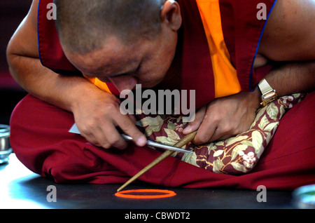 Un monaco tibetano inizia l intricato lavoro su un Chenrezig Mandala di sabbia presso la chiesa unitaria in Brighton oggi . Foto Stock