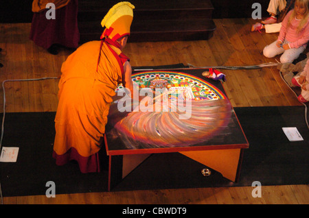 Il completamento della sabbia di Chenrezig Mandala creato da monaci tibetani presso la chiesa unitaria si è distrutto durante la rassegna internazionale di Musica Sacra Foto Stock