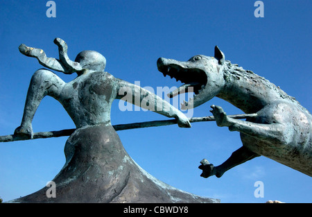 Scultura di bestia di Gevaudan mannaro o Wolf a Auvers, Haute Loire, Auvergne Francia, Europa Foto Stock