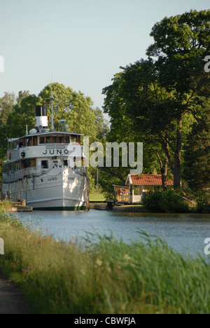 La storica motonave MS Juno crociera sul Göta Kanal e avvicinando la serratura a Hajstorp nella Svezia centrale Foto Stock