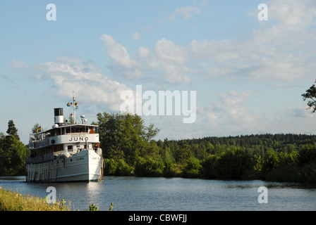 La storica motonave MS di crociera di Juno Göta Canal tra Riksberg Hajstorp e in estate nel centro della Svezia Foto Stock