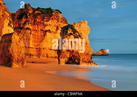 Il Portogallo, Algarve: luce della sera presso la spiaggia Praia da Rocha a Portimao Foto Stock