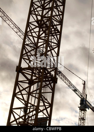 Immagine a basso angolo di una gru da costruzione catturata su un nuvoloso Foto Stock