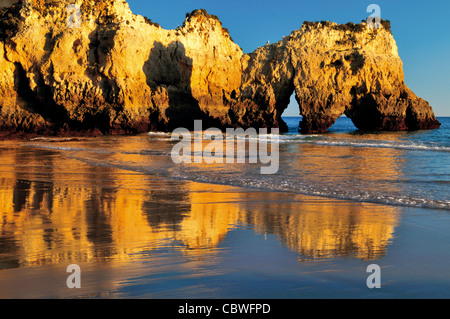 Il Portogallo, Algarve: luce della sera presso la spiaggia Prainha vicino a Alvor Foto Stock